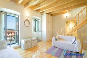 Mara's Traditional Cottage - Image 1