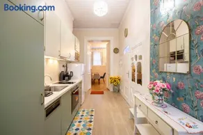 Deluxe Home in Art Nouveau House- with GARAGE - Image 2