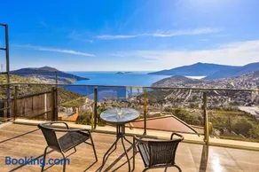 Luxury villa with private pool, sea views, and sauna - Image 3