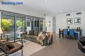 Stylish 4BR Home with BBQ and Media Room in Mt Ommaney - Image 2