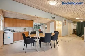 Pool House With Space For Relaxation - Image 4