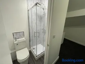 Modern Five Bed Long Stays and Contractors Welcome - Image 3