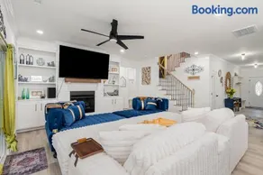 Luxury Property with Swim Spa, Game Room, Fitness Center - Image 1