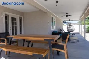 Cozy house with open backyard near hiking trails - Image 2