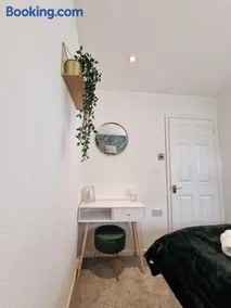 Two Bedroom Mansion House Apartment By AZ Luxury Stays Newmarket With Parking And WiFi - Image 5