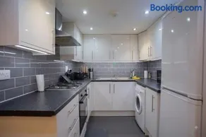 Stylish 2BR Greenwich Home Free Parking 02 - Image 3