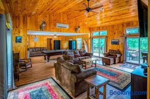 Spacious 5 Bedroom Cabin with Riverview & Black Lake Access - Image 5
