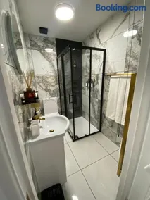 Vixen House - Image 4