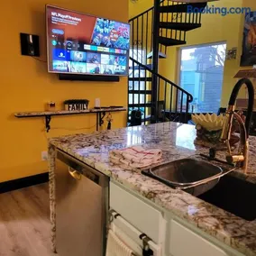 Houston Sweet Spot Townhouse - Image 4