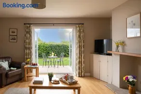 Chase Lodge, Kenilworth, Family Sized Cottage With free Wifi - Image 4