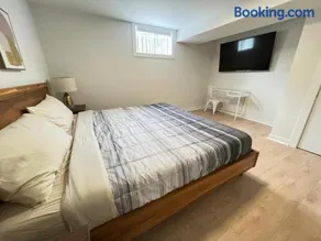 Letitia Heights !A Spacious and Quiet Private Bedroom with Shared Bathroom - Image 2