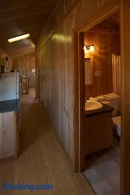 Arrowhead Camping Resort Deluxe Cabin 14 - Image 4
