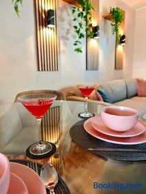 NEW luxury citycenter apartment with free parking & AC - Image 3