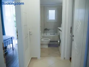 Garden Apartment next to the Mall -Private Parking - Image 4