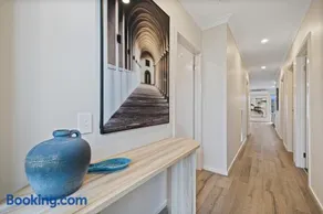 Ballarat Modern Oasis, Stylish 3 bedroom 2 bathroom Retreat, Newly build, New appliances, beds and furniture, Walking distance to Shopping mall - Image 1