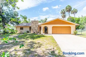 SUNKISSED SASSA Downtown Old Homasassa, Screened patio, Fenced yard, Sleeps 8 in 2 King bedrooms 1 Bunk Room, 1 Dog Ok with fee, 6 seat Golf Cart available with add-on - Image 1