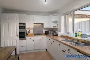 Grantham Stays 6BR, Sleeps 11, WIFI & Parking - Image 5