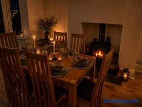 House Sleeps 9 with Parking and Garden - Image 4