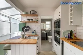 Stylish Victorian Home with Garden - Image 1