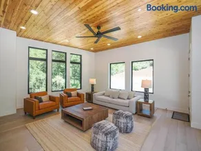 Modern 4BR Mountain Retreat BBQ Outdoor Dining - Image 3