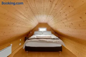 3BR Spacious Cottage with Geothermal HotTub & Stunning View - Image 2
