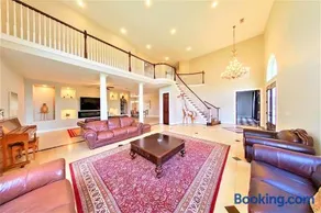 Luxe Home 5 Bedroom Villa - Image 1