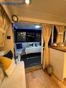 LUXURY 40 FOOT YACHT ON 5 STAR OCEAN VILLAGE MARINA SOUTHAMPTON - minutes away from city centre and cruise terminals - Free parking included - Image 4
