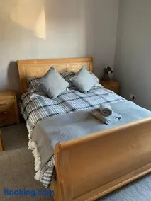 Castle Apt - Lovely 3-bed flat - Sunny Garden - By the Beach - Image 4