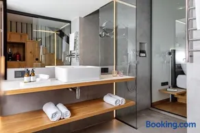 Design-Chalet mit Teilseeblick, Pool, Spa & Restaurant - Image 2
