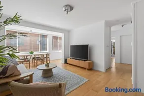 Dee Why Beachside 2BR with AC | 3min Walk to Beach - Image 3