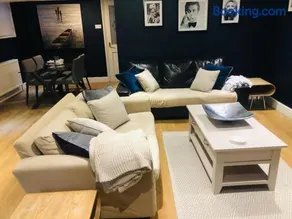 2 double bedroom large modern self contained apartment Free parking - Image 2