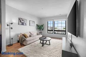 Modern Riverfront Loft Proximity to Downtown - Image 1
