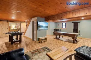 Minutes to Downtown & National Forest Ash Lodge - Image 3