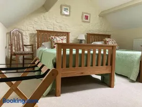 Courtyard Apartment - Image 5