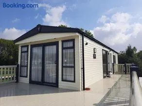 Luxury 6 berth caravan full decking - Image 3