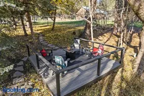 Quiet Waterfront Cottage on the Little Spokane River - Image 2