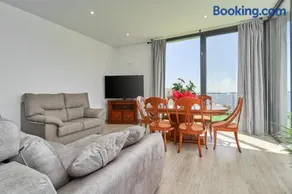 Agréable villa conviviale et familiale avec terrasse, piscine privée et jacuzzi | Vue mer | Adaptée au travail à distance - Image 4