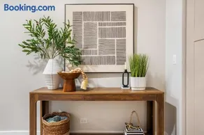 Elevated Gem - Sleeps 12 - 20 mins to Downtown Chicago - Image 1