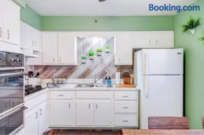 Top Rated Condo •King Bed • Safe Historic Location - Image 2