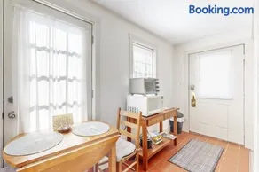 Downtown, ground floor studio near the ocean w/patio, outdoor dining area & more - Image 4