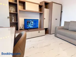 Tamy Airport Apartment - Parking, Kingsize Bed - Image 2