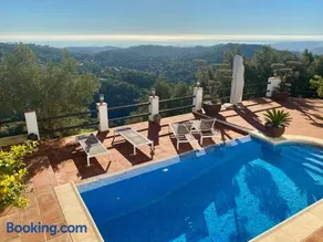 Private villa with pool and amazing views - Image 2