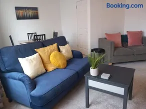 Springfield Apartment - Train to Glasgow or Edinburgh - Private Parking & Wifi - Image 3