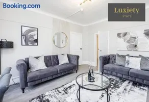 2 bed modern apartment by luxiety stays - Image 2