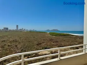 Beautiful beachfront space and pool - Image 2