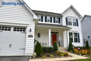 Spacious 5BR w/parking near DC Sleeps 12 - Image 1