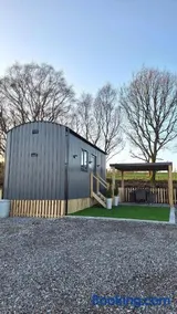 Modern Shepherd Hut with Views, near Alton Towers - Image 3