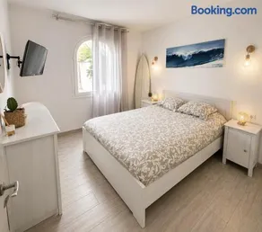 Minimalist boho-chic apartment 10 minutes from the beach - Image 3