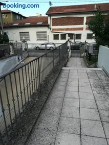 Yellow house - Image 2