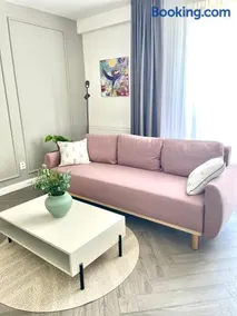 Rose and Oak Apartment - Image 1